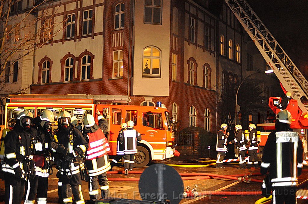 Feuer 3 Dachstuhlbrand Koeln Muelheim Gluecksburgstr P112.JPG